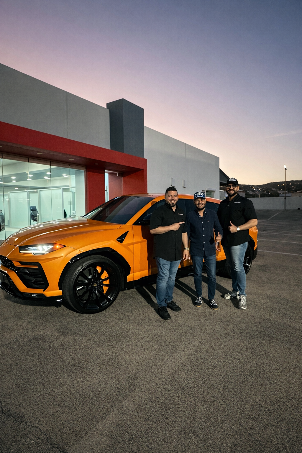 Una entrega HSV: Christian y clientes junto a una Lamborghini Urus naranja